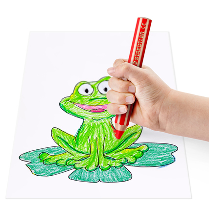 Buntstift wird von einer Hand gehalten und verwendet, um ein gemaltes Froschbild zu kolorieren.