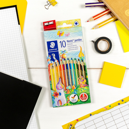 Packung mit 10 bunten Jumbo-Buntstiften auf einem Tisch mit Schreibmaterialien.
