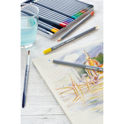 36 Aquarellstifte in einem Metalletui, umgeben von einem Glas Wasser und einem gemalten Motiv.