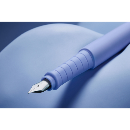 Füllfederhalter in helllila mit Silberfeder, auf beigefügtem Hintergrund liegend.