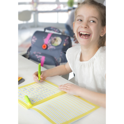 Füllfederhalter in hellgrün, jemand schreibt auf liniertes Papier mit einer gelben Markierung.