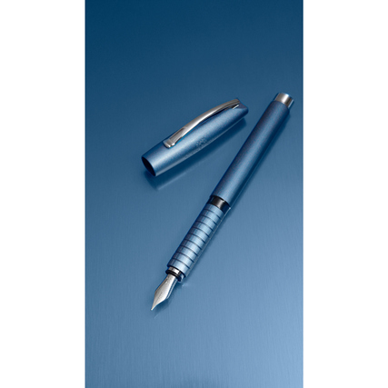 Füllfederhalter in blau mit silbernem Clip und geriffeltem Griff, auf einer glänzenden Oberfläche.