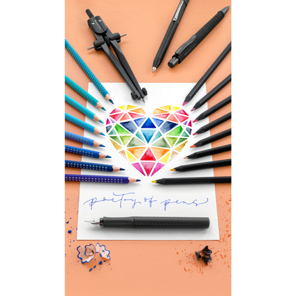 Füllfederhalter in schwarz, umgeben von Schreibgeräten und einem bunt gestalteten Herz.