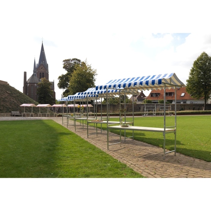Marktstand in weiß-blauen Streifen mit mehreren Aufbauten auf einer Wiese.