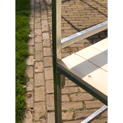 Detailaufnahme eines Marktstandes mit stabiler Konstruktion und Holzregal auf gepflastertem Boden.