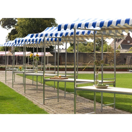 Marktstand mit weiß-blauen Streifen, auf einer grünen Wiese, ohne Dekoration.
