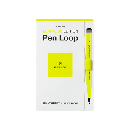 Pen Loop in leuchtendem Gelb mit selbstklebender Rückseite auf weißem Hintergrund.