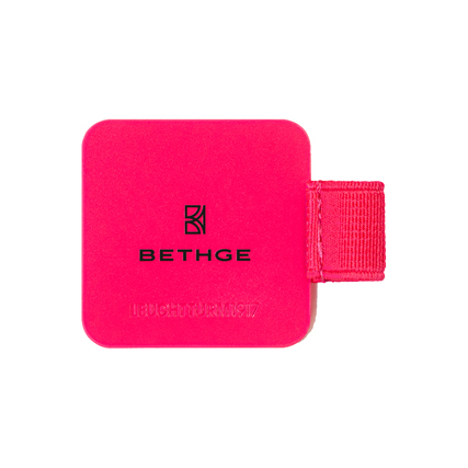 Starker, leuchtend pinkfarbener Stiftehalter mit Textilgummiband und Markenlogo.