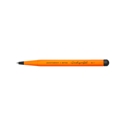 Kugelschreiber in leuchtendem Orange mit sechseckiger Form und schwarzer Spitze.