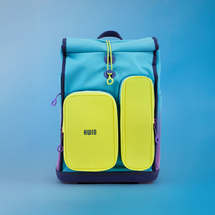 Schulranzen in Türkis mit gelben Taschen und reflektierenden Elementen.