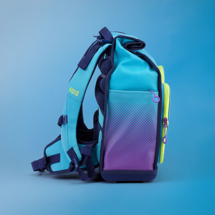 Schulranzen in Türkis und Violett mit reflektierenden Elementen und flexiblen Schultergurten.