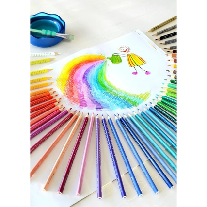 Buntstifte in verschiedenen Farben, angeordnet um ein gemaltes Bild mit Regenbogen und Figuren.