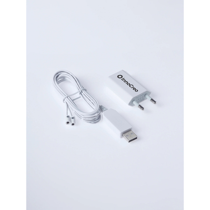 Weißes Netzgerät mit USB-Kabel und Stecker zum Betrieb von InnoCreo Lampenschirmen.