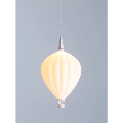 Lampenschirm in Form eines Heißluftballons in sanftem Weiß, hängt von der Decke.