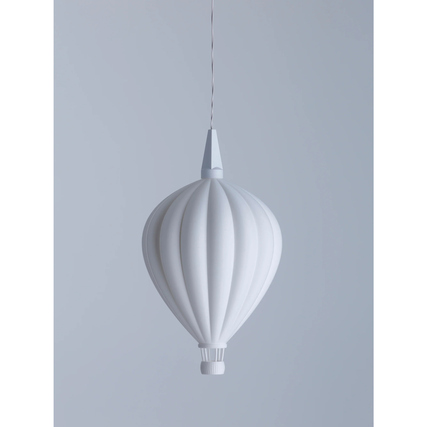Hängender Lampenschirm in Form eines Heißluftballons, in weißer Farbe.