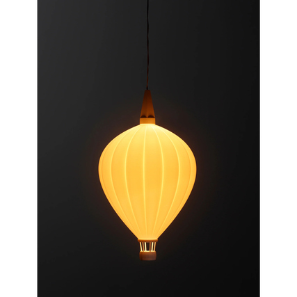 Lampenschirm in Form eines Heißluftballons, leuchtend in warmem Gelb, vor dunklem Hintergrund.