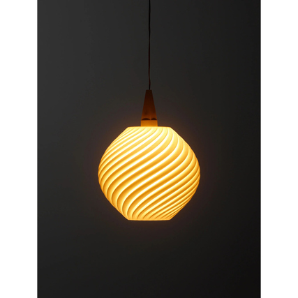 Lampenschirm in wellenförmigem Design, aufgehängt, mit sanftem, warmem Licht.
