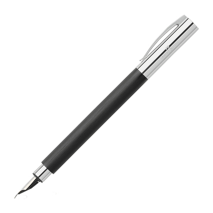 Füllfederhalter in schwarz mit edelstahlfarbener Spitze und clip, schlankes, modernes Design.