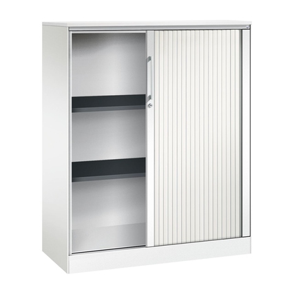 Stahl-Rollladenschrank in verkehrsweiß mit seitlichem Rollladen und höhenverstellbaren Regalen.