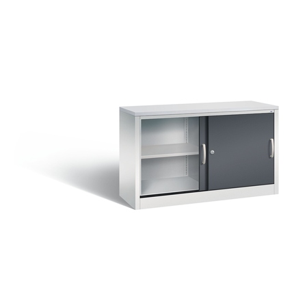 Stahl-Schiebetürenschrank mit einem schwarzen und silbernen Korpus sowie zwei offenen Fächern.
