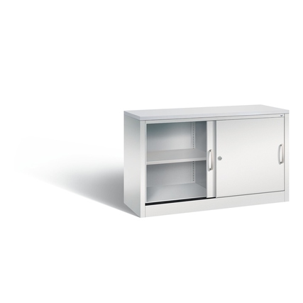 Lichtgrauer Stahl-Schiebetürenschrank mit einer Tür und zwei Regalböden, als Sideboard eingesetzt.