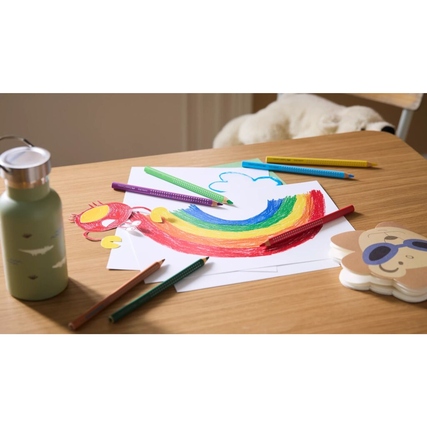 Buntstifte und Zeichnungen auf einem Tisch, neben einem Wasserbehälter und einem anderen Dekor.