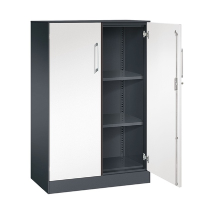 Stahl-Flügeltürenschrank mit zwei Türen und verstellbaren Einlegeböden, teilweise geöffnet.