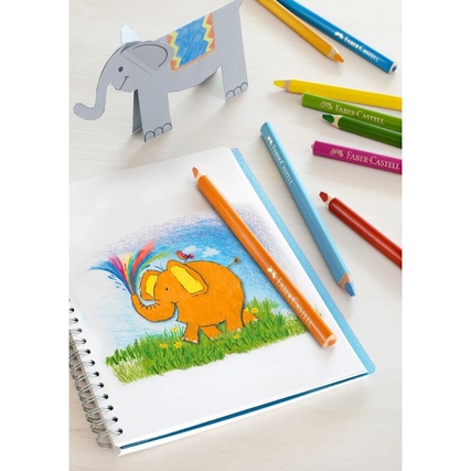 Buntstifte in verschiedenen Farben liegen neben einem_block und einer Elefantenzeichnung.