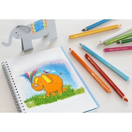 Buntstifte in verschiedenen Farben liegen um ein gezeichnetes Elefantenbild auf einem Notizblock.