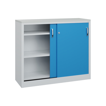 Lichtblauer Schiebetürenschrank aus Stahl mit zwei Türen und Regalböden, als Sideboard.