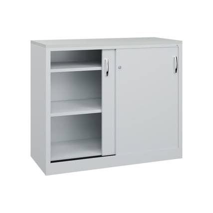 Stahl-Schiebetürenschrank in lichtgrau mit einer Tür und zwei Regalfächern.