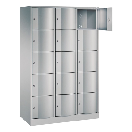 Stahl-Schließfachschrank in weißaluminium mit 15 Fächern, eine Tür geöffnet.