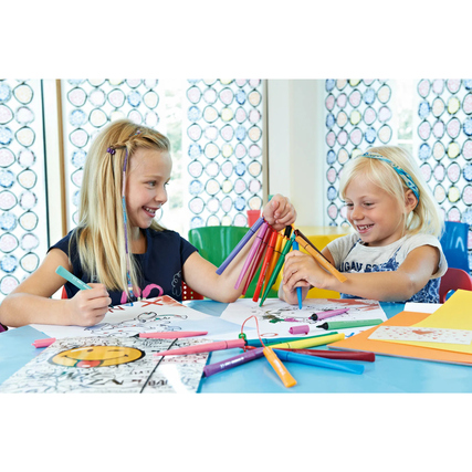Fasermaler in verschiedenen Farben, auf einem Tisch mit Malvorlagen und Kinderhänden sichtbar.