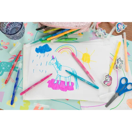 Bunte Filzstifte liegen um eine gezeichnete Szene mit einem Pferd, Regen und Sonne auf einem Tisch.