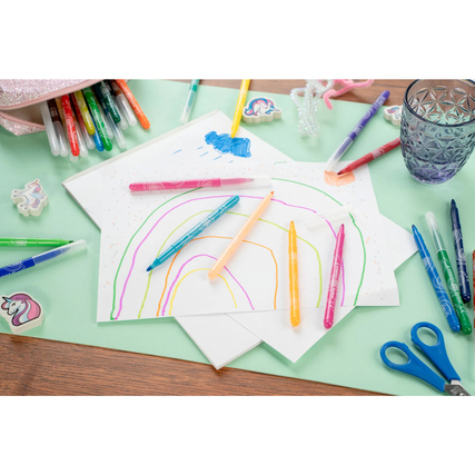 Bunt gemischte Filzstifte liegen auf einem Tisch mit gezeichneten Bildern und Bastelmaterialien.