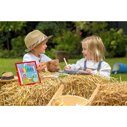 Zwei Kinder sitzen auf Heuballen und zeichnen mit STABILO Fasermalern.