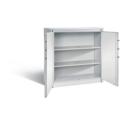 C+P Sicherheitsschrank Certos mit offenen Flügeltüren und drei Einlegeböden.