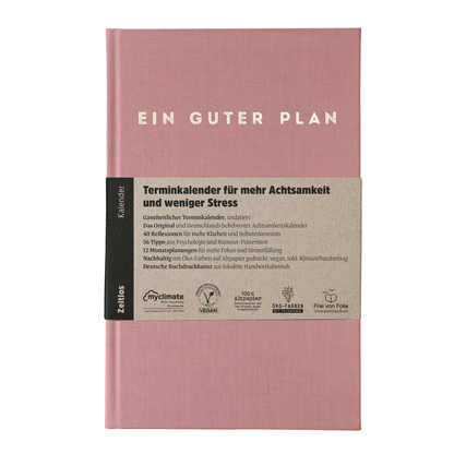 Buchkalender in altrosa mit Aufschrift „EIN GUTER PLAN“ und Informationen auf einem Aufkleber.