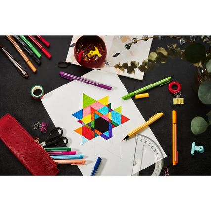 Fasermaler in verschiedenen Farben liegen um ein kreatives, geometrisches Farbdesign auf Papier.