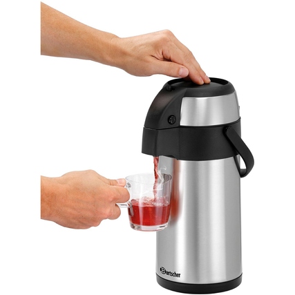 Edelstahl-Pumpkanne mit abnehmbarem Pumpkopf und 360°-Drehbodenelement, in Benutzung.