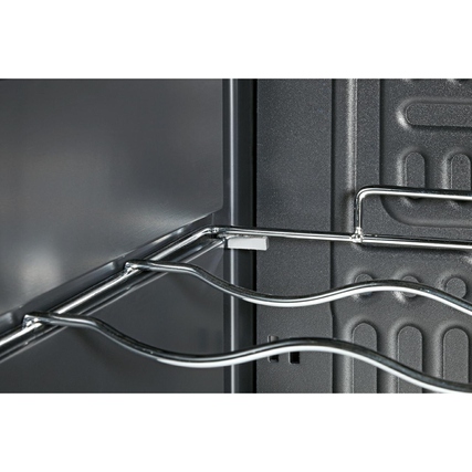 Detailansicht der Ablagen in einem Kühlschrank mit chromfarbenen Halterungen.