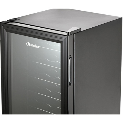 Kühlschrank mit Glasfront und stabilen Ablagen für bis zu 28 Flaschen in schwarzem Design.