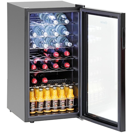 Kühlschrank mit Glastür, gefüllt mit Flaschen unterschiedlicher Getränke auf mehreren Ablagen.