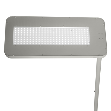 Weiße Stehleuchte mit flachem Lampenschirm und integrierten LEDs auf einer drahtlosen Stange.