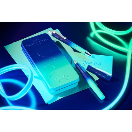 Füllfederhalter in blauer Farbverlauf-Box mit Kugelschreiber und Bleistift auf einem Untergrund.