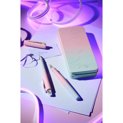 Füllfederhalter in blushing sky mit Zubehör und Schreibutensilien auf einem Tablett.