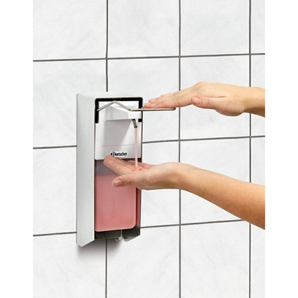 Seifenspender an einer Wand montiert, mit einer Hand wird Seife ausgegeben.