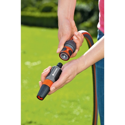 Wasserstop von GARDENA am Schlauchende wird von Hand gewechselt, im Garten befindlich.