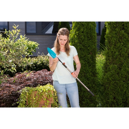 GARDENA Pflanzenkelle mit ergonomischem Griff in einem Garten gehalten.