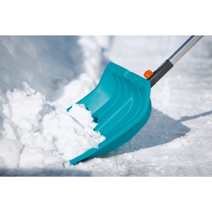 GARDENA Schneeschieber KST 50 schiebt Schnee auf einer gepflasterten Fläche.